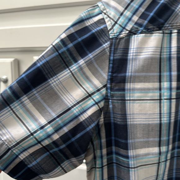 Men's size medium used blue pattern Ecko Unltd short sleeve button up shirt. - Picture 5 of 5